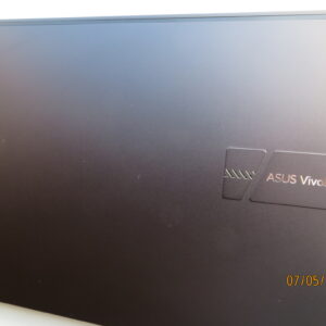 Mørk blå laptop ASUS Vivobook PRO 15.6 med OLED 400 Skjerm